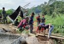 Warga dan TNI Satgas TMMD ke-120 di Desa Cinta Damai Berhasil Membuat Jembatan Sementara untuk Akses Warga
