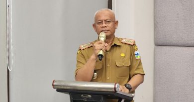 Sekretaris Daerah (Sekda) Kabupaten Garut, Nurdin Yana, membuka secara resmi High Level Meeting Tim Pengendalian Inflasi Daerah (TPID) yang berlangsung di Ballroom Hotel Harmoni, Jalan Cipanas Baru, Kecamatan Tarogong Kaler, Kabupaten Garut, Senin (23/12/2024).(Foto : Deni Seftiana/ Diskominfo Kab. Garut)