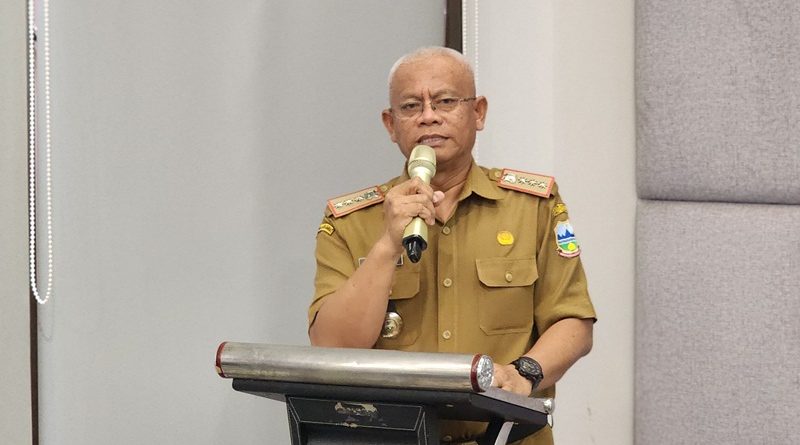 Sekretaris Daerah (Sekda) Kabupaten Garut, Nurdin Yana, membuka secara resmi High Level Meeting Tim Pengendalian Inflasi Daerah (TPID) yang berlangsung di Ballroom Hotel Harmoni, Jalan Cipanas Baru, Kecamatan Tarogong Kaler, Kabupaten Garut, Senin (23/12/2024).(Foto : Deni Seftiana/ Diskominfo Kab. Garut)