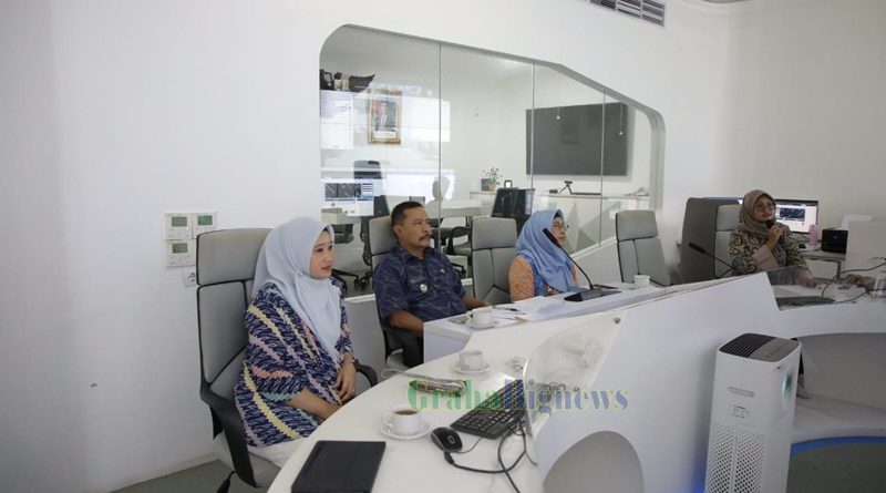 Penjabat (Pj) Bupati Garut, Barnas Adjidin, menghadiri kegiatan Presentasi Karya dan Penilaian Karya City Branding yang berlangsung secara virtual di Gedung Command Center Dinas Komunikasi dan Informatika (Diskominfo) Kabupaten Garut, Kecamatan Garut Kota, Kabupaten Garut, Jum'at (27/12/2024).(Foto : Deni Seftiana/ Moch Ahdiansyah/ Diskominfo Kab. Garut-rahabignews.com)