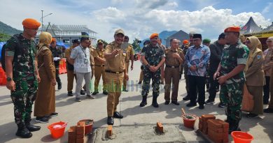 Penjabat (Pj) Bupati Garut, Barnas Adjidin, bersama Komandan Komando Pasukan Gerak Cepat (Kopasgat), Marsekal Muda TNI Yudi Bustami, melakukan peletakan batu pertama Pembangunan Monumen Pesawat AS-202 Bravo yang bertempat di depan Kantor Kecamatan Kadungora, Kabupaten Garut, Senin (6/1/2025).(Foto : Deni Seftiana/ Moch Ahdiansyah/ Anggana Mulia/ Diskominfo Kab. Garut-grahabignewscom)