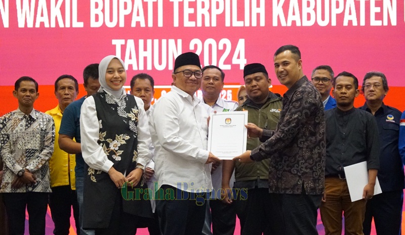Rapat Pleno Terbuka Penetapan Pasangan Calon Terpilih Bupati dan Wakil Bupati Garut yang berlangsung di Ballroom Hotel Santika, Jalan Cipanas Baru, Kecamatan Tarogong Kaler, Kabupaten Garut, Kamis (9/1/2025). (Foto : Muhamad Azi Zulhakim/ Anggana Mulia/ Diskominfo Kab. Garut-grahabinews.com)