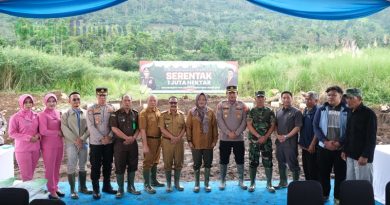 Penanaman jagung serentak di Kabupaten Garut, yang dilaksanakan oleh Polres Garut di Jalan Ibrahim Adjie, Kecamatan Tarogong Kaler, Kabupaten Garut, Selasa (21/1/2025). (Foto : M. Azi Zulhakim Anggana Mulia Karsa Kurniawan/Diskominfo Kab. Garut-grahabignews.com).