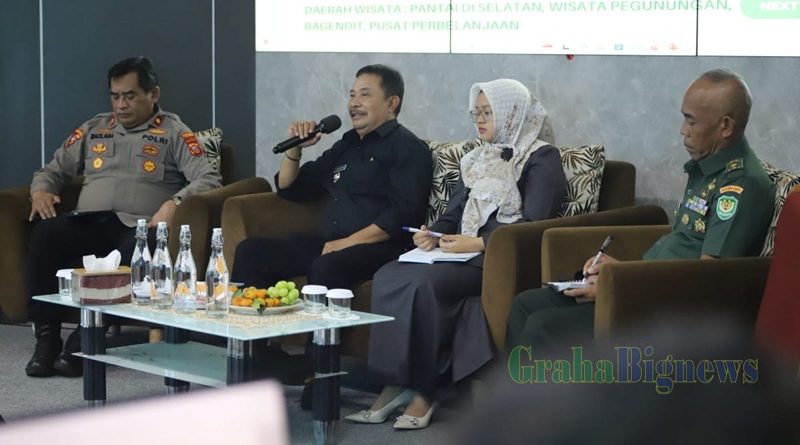 Pelaksanaan Rapat Koordinasi Pemkab Garut dengan Forkopimda Kabupaten Garut yang dilaksanakan di Aula Kantor Dinkes Kabupaten Garut, Jalan Proklamasi, Kecamatan Tarogong Kidul, Kabupaten Garut, Kamis (23/1/2025). (Foto : Moch. Ahdianysah, Ridwan Nur Faozan, & Deni Sertiana/Diskominfo Kab. Garut-grahabignews.com).