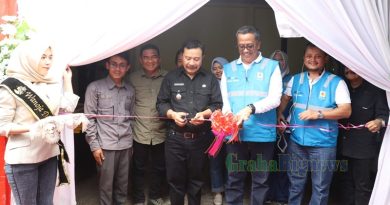 Penjabat (Pj) Bupati Garut, Barnas Adjidin, meresmikan Pabrik Es dan Cold Storage yang merupakan Bantuan Tanggung Jawab Sosial dan Lingkungan (TJSL) dari PT. PLN Unit Induk Distribusi (UID) Jawa Barat di Desa Samuderajaya, Kecamatan Caringin, Kabupaten Garut, Kamis (30/1/2025). (Foto : Moch Ahdiansyah/ Deni Seftiana/ Diskominfo Kab. Garut-grahabignews.com)