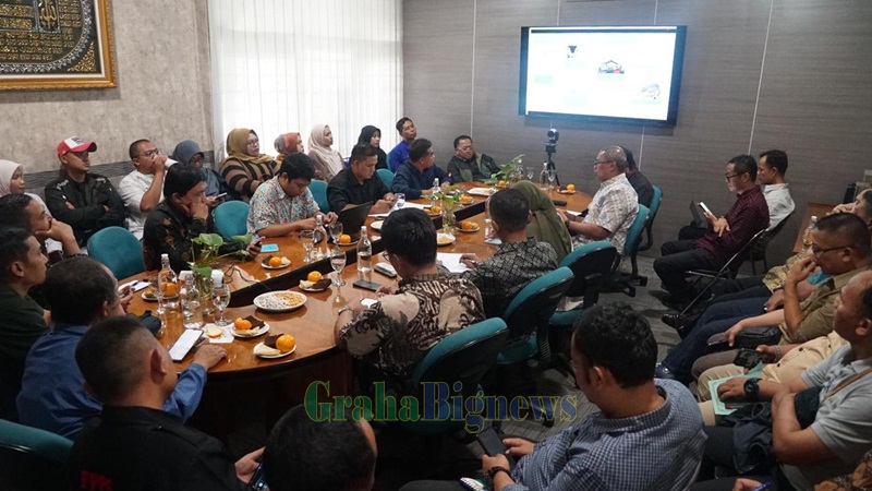 Peserta Forum Group Discussion (FGD) membahas strategi peningkatan pengelolaan sampah di Kabupaten Garut, yang digelar di Bappeda Kabupaten Garut, Jumat (31/1/2025).(Foto: Ridwan Nur Faozan/Muhamad Azi Nurhakim/Diskominfo Kab. Garut-grahabignews.com)