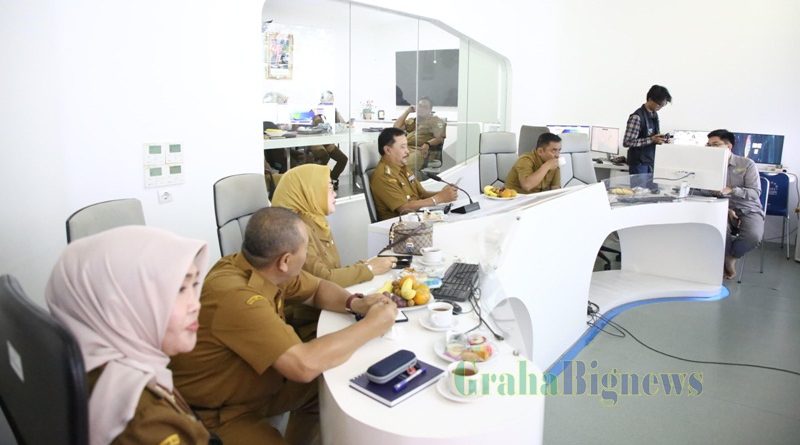 Penjabat Bupati Garut, Barnas Adjidin, mengadiri Rakor Pembahasan Langkah Pengendalian Inflasi Daerah Tahun 2025 dan Penandatanganan Nota Kesepahaman Tentang Kerjasama Dalam Pengawasan dalam Pengawasan Penyelenggaraan Perizinan, di Gedung Comand Center Pendopo, Kabupaten Garut, Selasa (4/1/2025). (Foto : Moch Ahdiansyah/ Ridwan Nur Faozan/ Rahmatillah R/ Diskominfo Kab. Garut-grahabiggnews.com)