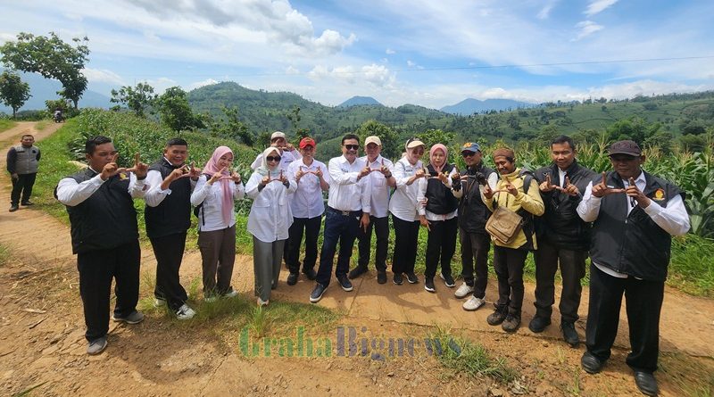 Penjabat (Pj) Bupati Garut, Barnas Adjidin, memantau persiapan panen raya jagung di Desa Pengeureunan, Kecamatan Limbangan, Kabupaten Garut, Rabu (4/2/2025).(Foto : Deni Seftiana/ Ilham Kautsar/ Diskominfo Kab. Garut-grahabignews.com)