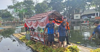 Sejumlah instansi pemerintah bersama relawan melakukan aksi pembersihan eceng gondok di objek wisata Situ Bagendit, Selasa (11/2/2025) pagi. (Foto: Dok. Satpol PP Garut-grahabignews.com)