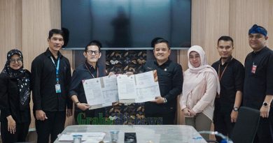 Foto bersama usai Pelaksanaan penandatanganan Perjanjian Kerja Sama oleh Plt Kepala DPMPTSP Kabupaten Garut, Budi Gan Gan Gumilar, dan Perwakilan dari DPMPTSP Jabar, Boyke Tristiadi, yang berlangsung di Kantor DPMPTSP Kabupaten Garut, Jalan Pembangunan, Kecamatan Tarogong Kidul, Kabupaten Garut, Kamis (13/2/2025). (Foto : Dok. DPMPTSP Kabupaten Garut-grahabignews.com).