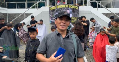 Antusiasme masyarakat Garut mengikuti cukur gratis Barber School Abah Atrox di Car Free Day spesial Hari Jadi ke-212 Kabupaten Garut, yang dilaksanakan di Jalan Ahmad Yani, Kecamatan Garut Kota, Kabupaten Garut, Minggu (16/2/2025). (Foto : M. Azi Zulhakim & Nindi Nurdiyanti/Diskominfo Kab. Garut-grahabignews.com)