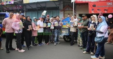 Penjabat (Pj) Bupati Garut, Barnas Adjidin, bersama jajaran pemerintah daerah dan masyarakat saat meninjau pelaksanaan Car Free Day dalam rangka Hari Jadi ke-212 Kabupaten Garut di Jalan Ahmad Yani, Kecamatan Garut Kota, Minggu (16/2/2025). Acara ini berlangsung meriah dengan berbagai kegiatan sosial dan hiburan untuk masyarakat. (Foto: Deni Seftiana/ Moch Ahdiansyah/ Diskominfo Kab. Garut-grahabignews.com)
