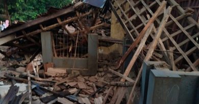 Salah satu rumah di Kecamatan Selaawi mengalami kerusakan akibat tertimpa pohon tumbang setelah angin kencang melanda wilayah tersebut. pada Senin (17/2). (Foto : Dok. Pemerintah Kecamatan Selaawi)