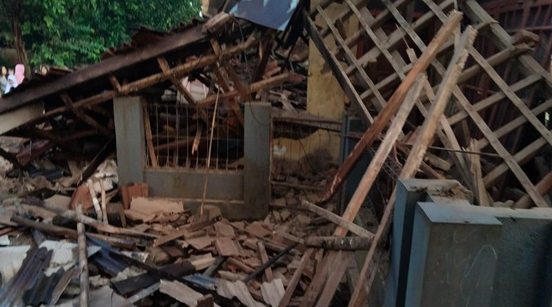 Salah satu rumah di Kecamatan Selaawi mengalami kerusakan akibat tertimpa pohon tumbang setelah angin kencang melanda wilayah tersebut. pada Senin (17/2). (Foto : Dok. Pemerintah Kecamatan Selaawi)