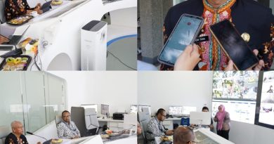 Sekda Garut, Nurdin Yana, dan Kepala Bappeda Garut, Didit Fajar Putradi, menyimak arahan Bupati Garut, Abdusy Syakur Amin, dalam Musrenbang Tingkat Kecamatan di Gedung Command Center, Pendopo Garut, Jumat (21/2/2025). Acara ini diikuti oleh berbagai pemangku kepentingan secara daring dan luring untuk membahas perencanaan pembangunan daerah tahun 2026. (Foto : Ridwan Nur Faozan & Nindi Nurdiyanti/Diskominfo Kabupaten Garut)