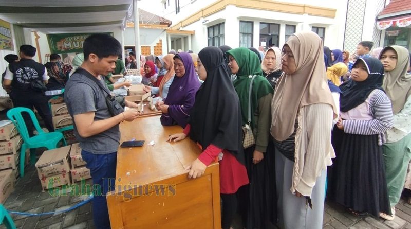 Warga Kecamatan Sucinaraja, Kabupaten Garut, antre untuk membeli bahan pokok dalam kegiatan Gelar Pangan Murah (GPM) yang diselenggarakan oleh Pemkab Garut melalui Dinas Ketahanan Pangan (DKP), Rabu (26/2/2025). Program ini bertujuan untuk membantu masyarakat mendapatkan kebutuhan pokok dengan harga lebih terjangkau menjelang Ramadan dan Idulfitri. (Foto: Muhamad Azi Zulhakim/ Nindi Nurdiyanti/ Diskominfo Kab. Garutgrahabignews.com)