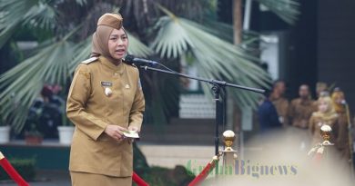 Wakil Bupati Garut, drg. L. Putri Karlina, memimpin apel pagi gabungan perdana di awal tahun 2025 di Lapangan Setda Garut. Dalam amanatnya, ia menekankan pentingnya integritas dan profesionalisme ASN dalam memberikan pelayanan kepada masyarakat. (Foto: Ilham Kautsar/ Febri Noptageri/ Diskominfo Kab. Garut-grahabignews.com)