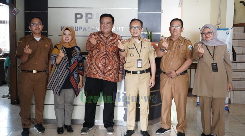 Kepala Dinas Komunikasi dan Informatika Kabupaten Garut, Margiyanto bersama jajaran dengan Komisioner Bidang Sosialisasi, Edukasi, dan Komunikasi Publik Komisi Informasi Jawa Barat, Nuni Nurbayani, serta Koordinator Bidang Penyelesaian Sengketa Informasi Publik KI Jabar, Erwin Kustiman, dalam kunjungan Komisi Informasi Jawa Barat ke Diskominfo Garut. Kunjungan ini bertujuan untuk meningkatkan transparansi dan pelayanan informasi publik di Kabupaten Garut. (Foto: Rahmatillah R/ Ridwan Nur Faozan/ Diskominfo Kab. Garut-grahabignews.com)
