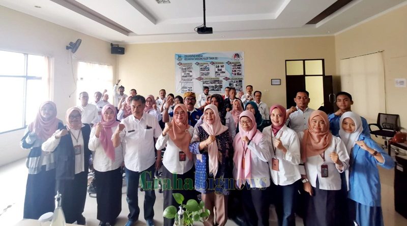 Sebanyak 40 peserta mengikuti sosialisasi Peraturan Daerah Nomor 5 Tahun 2023 tentang Penyelenggaraan Kabupaten Layak Anak (KLA) dan berfoto bersama di Aula Kecamatan Tarogong Kaler, Kabupaten Garut. Kegiatan ini dihadiri oleh perwakilan kecamatan, kepala desa, TP PKK, UPT PP Wilayah 1 dan 4, PLKB, Forum Anak, serta Karang Taruna, dengan tujuan meningkatkan pemahaman dan implementasi KLA di tingkat kecamatan dan desa/kelurahan.(Foto : Dok. DPPKBPPPA Kabupaten Garut-grahabignew.scom)