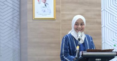 Wakil Bupati Garut, Putri Karlina, saat memberikan sambutan dalam pelatihan Service Excellence di Ruang Rapat UOBK RSUD dr. Slamet Garut, Kamis (13/3/2025). Kegiatan ini bertujuan meningkatkan kualitas pelayanan kesehatan bagi masyarakat. (Foto: Ilham Kautsar Prawira/ Diskominfo Kab. Garut-grahabignews.com)