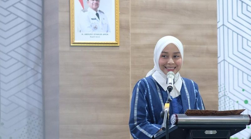 Wakil Bupati Garut, Putri Karlina, saat memberikan sambutan dalam pelatihan Service Excellence di Ruang Rapat UOBK RSUD dr. Slamet Garut, Kamis (13/3/2025). Kegiatan ini bertujuan meningkatkan kualitas pelayanan kesehatan bagi masyarakat. (Foto: Ilham Kautsar Prawira/ Diskominfo Kab. Garut-grahabignews.com)