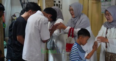 Dharma Wanita Persatuan (DWP) Dinas Komunikasi dan Informatika (Diskominfo) Kabupaten Garut menyalurkan bantuan kepada anak-anak di Panti Asuhan Bina Insani Utama, Jalan Pasundan, Kecamatan Garut Kota, pada Kamis (13/3/2025).(Foto: Nindi Nurdianti/ Rahmatillah Ramadhani Diskominfo Kab. Garut-grahabignews.com)