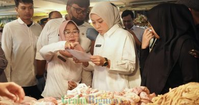 Wakil Bupati Garut, Putri Karlina (kanan), meninjau harga dan ketersediaan bahan pokok di Pasar Limbangan, Rabu (19/3/2025). Dalam kunjungannya, ia berdialog dengan pedagang dan pembeli guna memastikan kondisi pasar tetap stabil. (Foto: Anggana Mulia/ Diskominfo Kab. Garut-grahabignews.com)