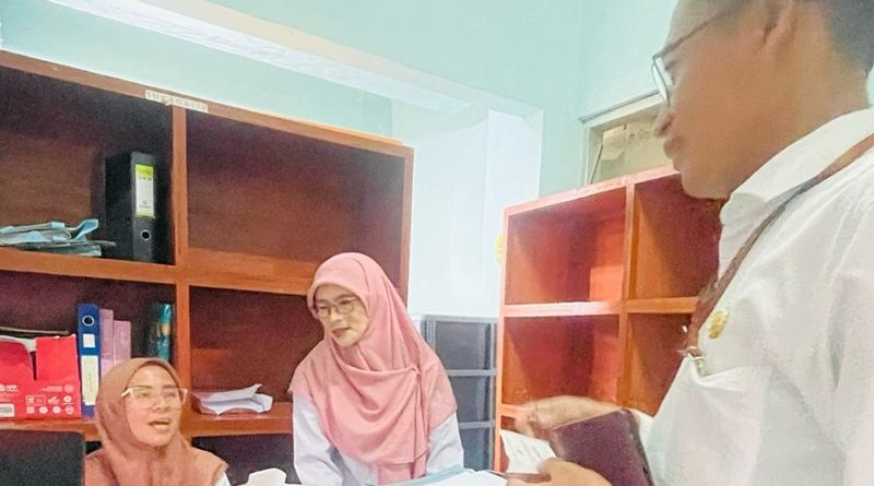 Kepala Bidang PPM Bappeda Kabupaten Garut, Rabu (19/3/2025), melakukan monitoring dan evaluasi pelaksanaan program Cek Kesehatan Gratis (CKG) di Puskesmas Pembangunan, Kabupaten Garut. Kegiatan ini turut didampingi oleh tenaga kesehatan, yang siap memberikan layanan pemeriksaan kesehatan kepada masyarakat. (Foto: Dok. Bappeda Kab. Garut-grahabignews.com)