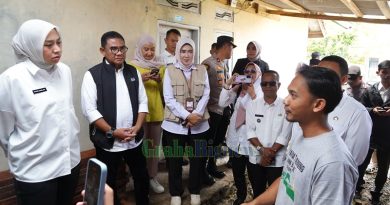Wakil Bupati Garut, Putri Karlina, mengunjungi Peternak Milenial Bodas Farm di Desa Cigawir, Kecamatan Selaawi, Kabupaten Garut, Rabu (19/3/2025). Kunjungan ini sebagai bentuk dukungan pemerintah terhadap pengembangan peternakan domba oleh generasi muda. Owner Bodas Farm, Dadan Haryana Rahayu (kanan), menjelaskan tentang potensi usaha peternakan domba Garut kepada rombongan. (Foto: Anggana Mulia/ Diskominfo Kab. Garut-grahabignews.com)
