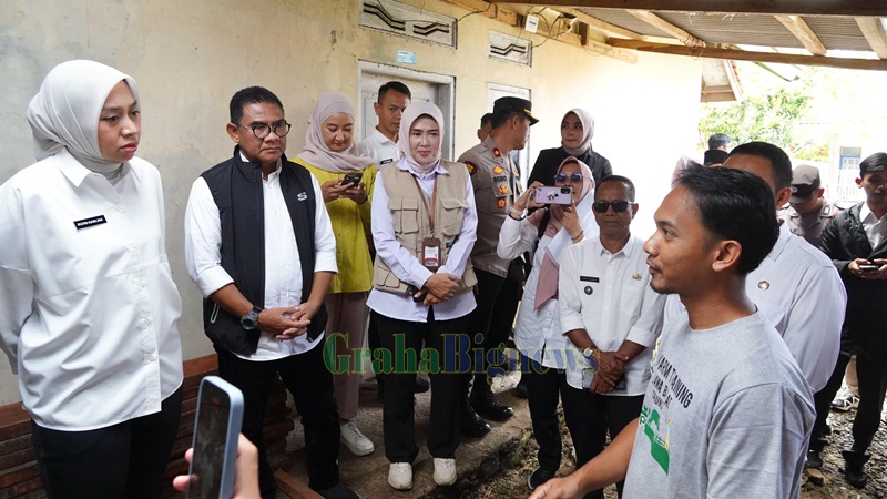 Wakil Bupati Garut, Putri Karlina, mengunjungi Peternak Milenial Bodas Farm di Desa Cigawir, Kecamatan Selaawi, Kabupaten Garut, Rabu (19/3/2025). Kunjungan ini sebagai bentuk dukungan pemerintah terhadap pengembangan peternakan domba oleh generasi muda. Owner Bodas Farm, Dadan Haryana Rahayu (kanan), menjelaskan tentang potensi usaha peternakan domba Garut kepada rombongan. (Foto: Anggana Mulia/ Diskominfo Kab. Garut-grahabignews.com)