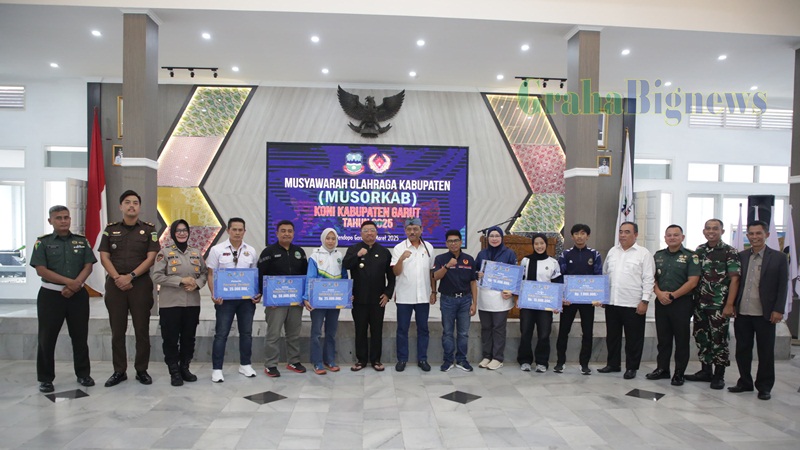 Bupati Garut, Abdusy Syakur Amin, secara resmi membuka kegiatan Musyawarah Olahraga Kabupaten (Musorkab) Komite Olahraga Nasional Indonesia (KONI) Kabupaten Garut Tahun 2025 di Gedung Pendopo, Kecamatan Garut Kota, Kamis (20/3/2025). Dalam kesempatan tersebut, ia menekankan pentingnya demokratisasi dalam pemilihan Ketua KONI serta sinergi olahraga dengan berbagai sektor untuk kemajuan olahraga di Kabupaten Garut. (Foto: Deni Seftiana/ Muhamad Azi Zulhakim/ Diskominfo Kab. Garut-grahabignews.com)