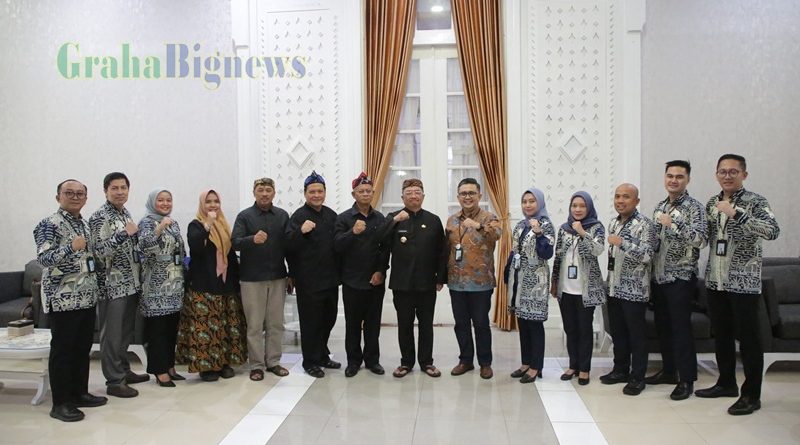 Bupati Garut, Abdusy Syakur Amin foto bersama usai menandatangani komitmen dan kerja sama antara Pemerintah Kabupaten Garut dengan BPJS Kesehatan Cabang Tasikmalaya dalam upaya mewujudkan Universal Health Coverage (UHC), di Ruang Pamengkang, Pendopo Garut, Kamis (20/3/2025). Penandatanganan ini juga mencakup kerja sama layanan BPJS Kesehatan dengan RSUD Malangbong yang direncanakan mulai beroperasi pada 1 April 2025. (Foto: Deni Seftiana/ Muhamad Azi Zulhakim/ Diskominfo Kab. Garut-grahabignews.com)