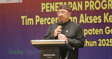 Bupati Garut, Abdusy Syakur Amin, menekankan pentingnya peningkatan akses keuangan bagi masyarakat desa dalam Rapat Pleno Tim Percepatan Akses Keuangan Daerah (TPKAD) Garut yang digelar di Hotel Mercure, Jalan Guntur, Kecamatan Garut Kota, Kabupaten Garut, Jum'at (21/3/2025).(Foto: Azi Zulhakim/ Diskominfo Kab. Garut-grahabignews.com)