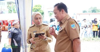 Wakil Bupati Garut, Putri Karlina, didampingi Plt. Asisten Daerah II Bidang Perekonomian dan Pembangunan, Dedy Mulyadi, meninjau layanan publik dalam rangka Roadshow Pelayanan Publik di Bazar Ramadan yang berlokasi di Halaman Islamic Center, Kecamatan Garut Kota, Senin (24/3/2025). Kegiatan ini menyediakan berbagai layanan bagi masyarakat, termasuk pencetakan KTP dari Dukcapil yang mendapat antusias tinggi dari warga. (Foto: Anggana Mulia/ Diskominfo Kab. Garut-grahabignews.com)