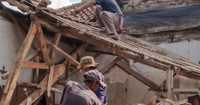 Sejumlah warga bersama aparat setempat bergotong royong membersihkan puing-puing rumah yang roboh di Desa Wanasari dan Desa Wanaraja, Kecamatan Wanaraja, Garut, pada Minggu (23/3/2025). Pemerintah kecamatan telah melakukan upaya kepada Pemkab Garut menyalurkan bantuan darurat berupa sembako dan material bangunan untuk mendukung perbaikan rumah warga terdampak. (Foto: Dok. Pemerintah Kecamatan Wanaraja-grahabignews.com)