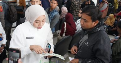 Wakil Bupati Garut, Putri Karlina, meninjau pelayanan di Kantor Samsat Garut pada Selasa (25/3/2025). Dalam kesempatan ini, ia berinteraksi langsung dengan masyarakat dan menekankan pentingnya pemanfaatan program pemutihan pajak kendaraan bermotor yang digagas Pemprov Jabar. (Foto: Anggana Mulia/ Diskominfo Kab.Garut-grahabignews.com)
