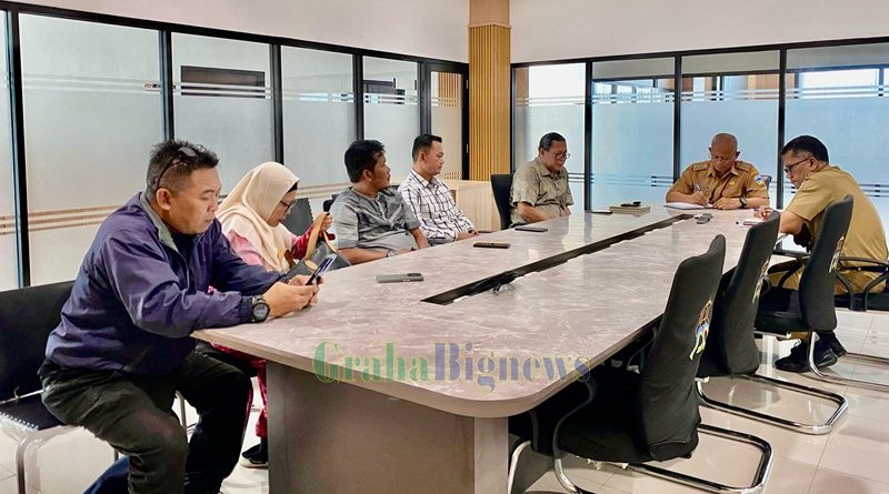 Sekretaris Daerah (Sekda) Kabupaten Garut, Nurdin Yana, menerima audiensi dari Presidium Masyarakat Garut Selatan di Mall Pelayanan Publik (MPP), Jalan Pembangunan, Kecamatan Tarogong Kidul, Kabupaten Garut, Selasa (25/3/2025). (Foto: Febri Noptageri/ Diskominfo Kab. Garut-grahabignews.com)