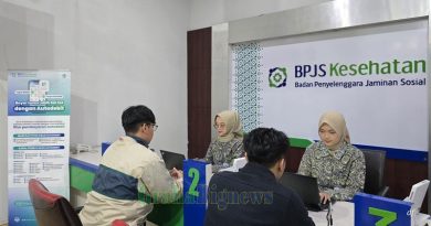 Petugas BPJS Kesehatan melayani peserta Jaminan Kesehatan Nasional (JKN) di kantor cabang. BPJS Kesehatan memastikan peserta tetap mendapatkan layanan administrasi dan informasi selama mudik Lebaran 2025 melalui berbagai kanal, baik tatap muka maupun digital.. (Goto : Dok. Kantor BPJS Cab. Garut-geahabignews.com)