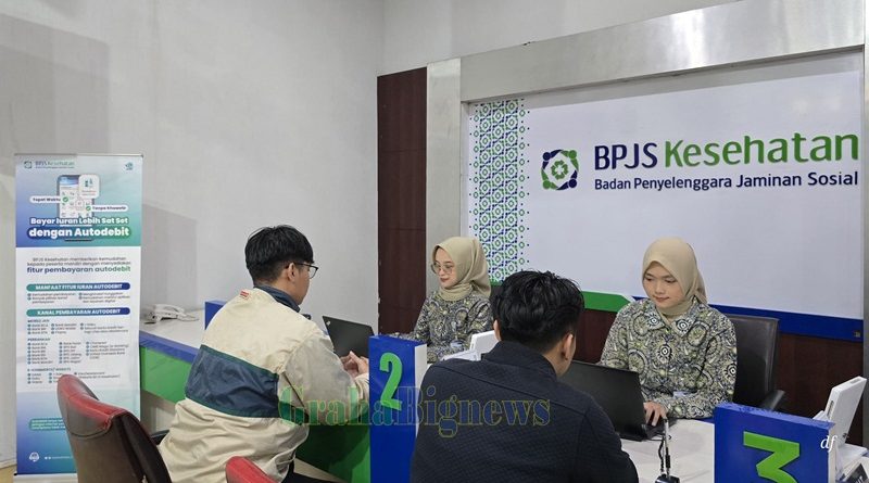 Petugas BPJS Kesehatan melayani peserta Jaminan Kesehatan Nasional (JKN) di kantor cabang. BPJS Kesehatan memastikan peserta tetap mendapatkan layanan administrasi dan informasi selama mudik Lebaran 2025 melalui berbagai kanal, baik tatap muka maupun digital.. (Goto : Dok. Kantor BPJS Cab. Garut-geahabignews.com)