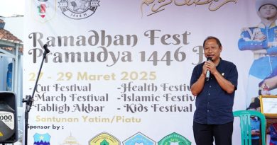 Staf Ahli Bupati Bidang Kemasyarakatan dan SDM Kabupaten Garut, dr. Maskut Farid menghadiri acara pembukaan Ramadan Fest Pramudya 1446 H di Desa Sukamulya, Kecamatan Pangatikan, Kamis (27/3/2025). Acara ini diinisiasi oleh pemuda desa untuk mendorong pengembangan SDM dan ekonomi masyarakat. (Foto: Muhamad Azi Zulhakim/ Nindi Nurdiyanti/ Diskominfo Kab. Garut-graahabignews.com)