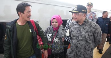 Bupati Garut, Abdusy Syakur Amin, melakukan serangkaian kunjungan dalam rangka monitoring pelayanan arus mudik Idulfitri 1446 H di Stasiun Wanaraja, Pos Terpadu GTC Limbangan, Pos Pengamanan Kadungora, dan Terminal Tipe A Guntur Melati Garut, Minggu (30/3/2025). (Foto: Muhamad Azi Zulhakim/ Diskominfo Kab. Garut-grahabignews.com)