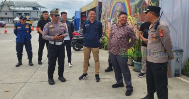 Bupati Garut, Abdusy Syakur Amin, meninjau langsung kondisi lalu lintas Arus Balik Idulfitri 1446 Hijriah di Pos Pengamanan (Pam) Kadungora, Kabupaten Garut, Jum'at (4/4/2025). (Foto : Deni Septiana/Diskominfo Kab. Garut-grahabignews.com).
