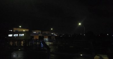 Situasi Bendung Copong di Sungai Cimanuk, Garut, pada Jumat (4/4) malam. Pemantauan terbaru menunjukkan tinggi muka air (TMA) mencapai 80 cm dengan status masih aman. Meskipun cuaca gerimis, debit air tetap terkendali, dan pintu air utama tetap dibuka untuk mengatur aliran sungai. (Foto: Dok. Pusdalops PB BPBD Kabupaten Garut-grahabignews.com)