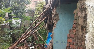 Kondisi rumah milik Dedi Musadad (43), warga Kampung Sukaregang RT 02 RW 11, Kelurahan Kota Wetan, Kecamatan Garut Kota, yang roboh akibat hujan deras pada Minggu (6/4/2025) siang. Tidak ada korban jiwa dalam peristiwa ini, namun kerugian ditaksir mencapai Rp50 juta. (Foto: Pemerintah Kecamatan Garut Kota-grahabignews.com)