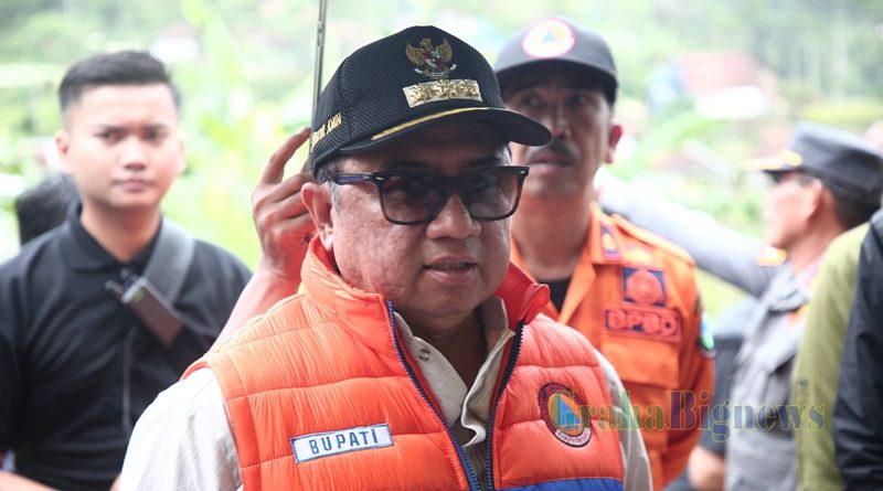 Bupati Garut, Abdusy Syakur Amin (berrompi oranye-biru), usai meninjau dan berdialog dengan warga terdampak bencana tanah bergerak di Kampung Sawahjoho, Desa Singajaya, Kecamatan Singajaya, Sabtu (6/4/2025). Dalam kunjungan tersebut, Bupati menyampaikan rencana penetapan status tanggap darurat dan menyerahkan bantuan sementara kepada warga. (Foto: Deni Seftiana/ Muhamad Azi Zulhakim/ Diskominfo Kab. Garut-grahabignews.com)