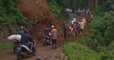 Warga bersama aparat setempat bergotong royong membersihkan material longsor yang menutup akses jalan desa di Kampung Katomas, RT 04 RW 08, Desa Barusari, Kecamatan Pasirwangi, Kabupaten Garut, Minggu (6/4/2025). Longsor terjadi akibat hujan deras yang mengguyur wilayah tersebut sejak siang hingga sore hari. (Foto: Pemerintah Kecamatan Pasirwangi)