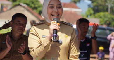 Wakil Bupati Garut, Putri Karlina, meninjau pelaksanaan kegiatan Roadshow Pelayanan Terpadu yang berlangsung di Lapangan Nagrog, Kecamatan Karangpawitan, Kabupaten Garut, Selasa (8/4/2025).(Foto: Deni Seftiana/ Ilham Kautsar Prawira/ Diskominfo Kab. Garut-grahabignews.com)