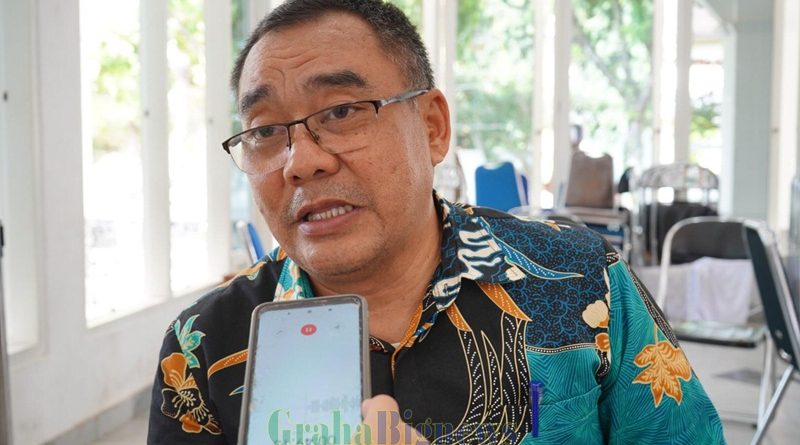 Kepala Dinas Perhubungan Kabupaten Garut, Satria Budi, memberikan keterangan terkait evaluasi arus mudik dan arus balik di Gedung Pendopo, Kecamatan Garut Kota, Kabupaten Garut, Jum'at (11/4/2025). (Foto: Ridwan Nur Faozan/ Diskominfo Kab. Garutgrahabignews.com)