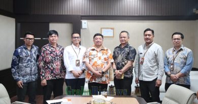 Oleh ; Wishnoe Ida Noor Grahabignews.com.Garut - Bupati Garut, Abdusy Syakur Amin, menerima kunjungan silaturahmi dari Kepala Pusat Pengelolaan Pendapatan Daerah Wilayah (P3DW) atau Kepala Samsat Garut, Ervin Yanuardi Effendi, di Kantor Bupati Garut, Jalan Pembangunan, Kecamatan Tarogong Kidul, Jumat (11/4/2025). Dalam pertemuan tersebut, keduanya membahas sejumlah isu strategis terkait pengelolaan pendapatan daerah dan pelayanan pajak kendaraan bermotor (PKB) di Kabupaten Garut. Ervin melaporkan adanya perubahan regulasi terkait Dana Bagi Hasil (DBH) untuk PKB dan Bea Balik Nama Kendaraan Bermotor (BBNKB) yang kini bersifat opsional. Selain itu, ia memaparkan tingginya antusiasme masyarakat terhadap program pemutihan pajak kendaraan bermotor yang sedang berlangsung sejak 20 Maret hingga 30 Juni 2025. Ia menyebutkan, jika sebelumnya hanya sekitar 400 sampai 500 wajib pajak per hari, saat ini rata-rata mencapai 2.000 pengunjung per hari. Bahkan pada hari tertentu bisa mencapai 2.500. "Jadi kalau dirata-ratakan sekarang itu di 2000an lah, 2000an pengunjung atau Wajib Pajak. Dibandingkan dengan sebelum pemutihan yang hanya di 400 sampai 500," jelasnya. Program pemutihan ini, lanjutnya, memberikan manfaat besar bagi masyarakat karena menghapus seluruh tunggakan pokok dan denda pajak kendaraan bermotor. "Berapapun mereka punya tunggakan dan punya tunggakan pokok dan denda, jadi mau 10 tahun punya tunggakan kita hilangkan. Nah mereka hanya cukup membayar untuk tahun sekarang saja atau tahun berjalan saja," terangnya. Selain pemutihan, Ervin juga menyampaikan program baru dari Pemerintah Provinsi Jawa Barat yang mulai berlaku sejak Selasa lalu, yakni pembebasan Bea Balik Nama (BBN) untuk kendaraan dari luar provinsi. Masyarakat hanya perlu membayar biaya penerbitan dokumen seperti STNK dan BPKB. "Yang dibebaskan itu biaya BBN-nya ditambahkan biaya BPKB-nya, jadi hampir 0 rupiah tapi tetap ada yang harus dibayarkan yaitu untuk biaya PNBP-nya, cetak STNK, cetak BPKB," paparnya. Ervin mengimbau masyarakat untuk memanfaatkan kesempatan ini, khususnya bagi yang memiliki tunggakan lebih dari lima tahun, agar segera melakukan cek fisik kendaraan di Samsat. Namun demikian, ia juga mengingatkan agar masyarakat tidak terburu-buru karena program ini masih berlangsung hingga 30 Juni. "Untuk masyarakat Garut, tentu ini adalah bentuk 'kebaikan dari Pak Gubernur', dari Pemerintah Provinsi Jawa Barat, untuk memudahkan masyarakat tentu ini harus dimanfaatkan," katanya. Untuk pembayaran pajak tahunan, Ervin mendorong pemanfaatan layanan digital seperti aplikasi Sapa Warga, serta memanfaatkan outlet pelayanan yang tersebar di berbagai wilayah Garut seperti Cikajang, Pameungpeuk, Limbangan, dan melalui program Samades di Wanaraja. "Nanti ada kode bayar diserahkan di aplikasi tersebut dan itu bisa dibayarkan di Indomaret, Alfamart dan sebagainya. Termasuk di Mall Pelayanan Publik, untuk tahunan," jelasnya.