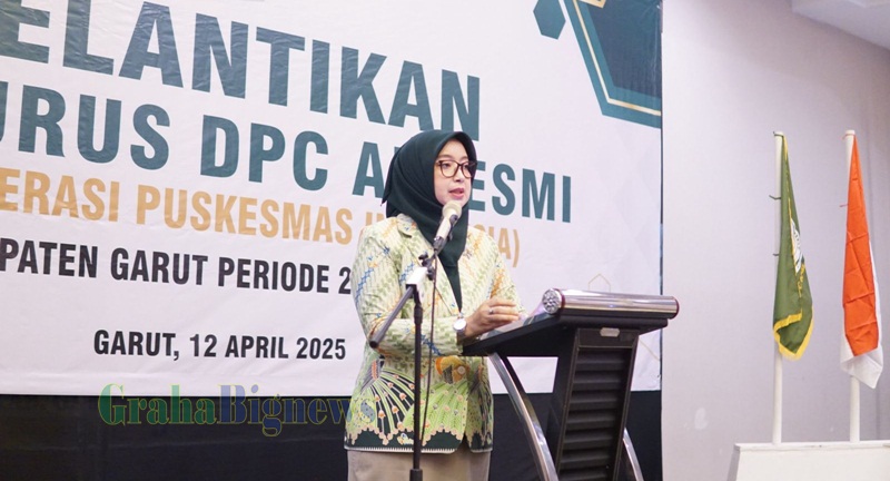 Kepala Dinas Kesehatan Kabupaten Garut, dr. Leli Yuliani, bersama Ketua DPC APKESMI Kabupaten Garut periode 2025–2030, Dadang Suryana, saat prosesi pelantikan pengurus DPC APKESMI Kabupaten Garut di Ballroom Kassiti Fave Hotel, Kecamatan Tarogong Kidul, Sabtu (12/4/2025). Pelantikan ini diharapkan dapat memperkuat sinergi dan kapasitas manajerial puskesmas di Kabupaten Garut. (Foto: Sofyan Fauzi/ Diskominfo Kab. Garut-grahabignews.com)
